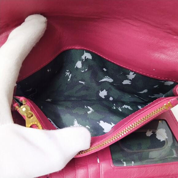 Marc by Marc Jacobs Red Leather Turnlock Credit Card ID Windows Trifold Wallet - Picture 11 of 16